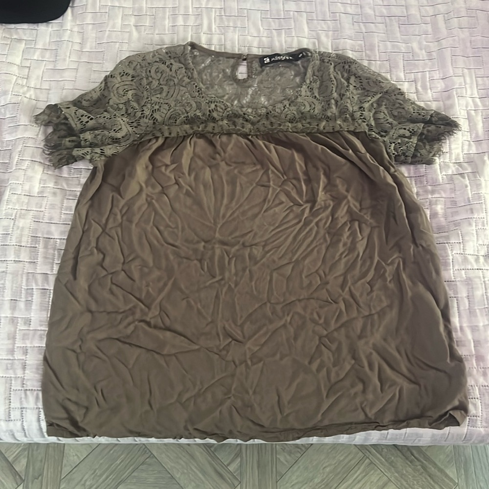 Blouse with lace